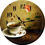 Horloge murale de cuisine design café avec une rose présentée sur fond blanc
