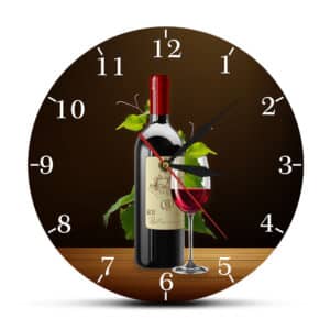 Horloge murale de cuisine en acrylique avec design bouteille et verre de vin présentée sur fond blanc