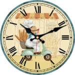 Horloge murale de cuisine avec motif Petit cuistot en scooter italien transportant des baguettes de pain présentée sur fond blanc