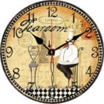 Horloges murales de cuisine avec un cuisinier dégustant un verre de vin présentée sur fond blanc