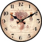 Horloge murale ronde en bois, bouquet de lavande séché, horloge vintage sur fond blanc