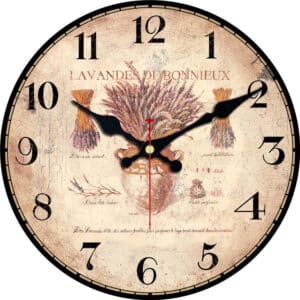 Horloge murale ronde en bois, bouquet de lavande séché, horloge vintage sur fond blanc