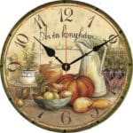 Horloge ronde de cuisine vintage et rustique sur l'horloge on voit le dessin de légumes et accessoires de cuisines rétro.