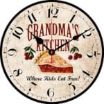 Horloge ronde murale en bois gâteau de grand-mère, vintage sur fond blanc