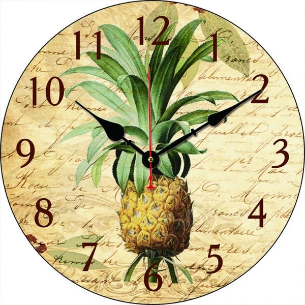 Horloge ronde murale en bois ananas peint vintage, sur fond blanc