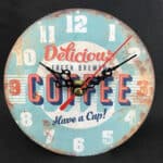 Horloge murale en bois vintage "coffee" sur fond noir.