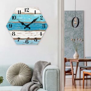 Horloge murale hexagonale en bois façon plancher coloré accroché à un mur gris.