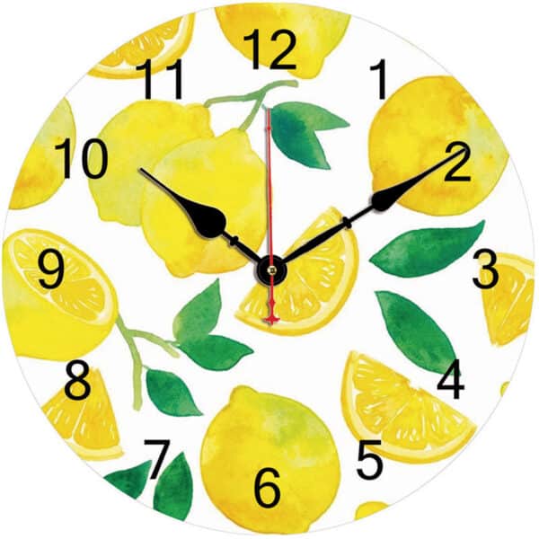 Une horloge ronde blanche avec des dessins de citron à l'aquarelle dessus, sur fond blanc.