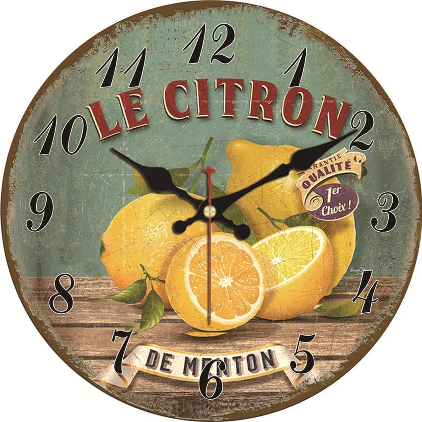 Horloge murale en bois silencieuse citron sur fond blanc. vintage
