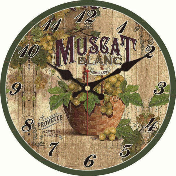 Horloge murale en bois avec un motif de grappe de raisin muscat dessus, sur fond blanc.