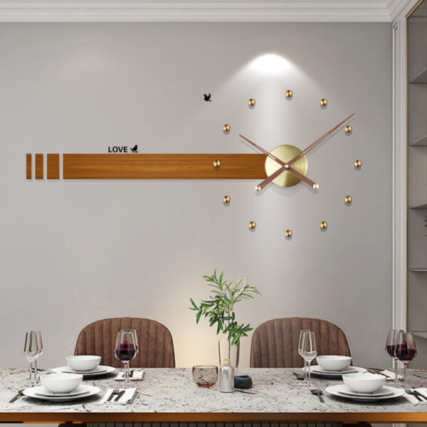 Grande horloge murale en métal, au design moderne, avec planche marron latérale de l'horloge et inscription "love" au-dessus. Dans une salle à manger avec la table en dessous.