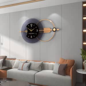 Horloge murale nordique 3D pour salon, design tridimensionnel, en deux partie avec un cadran pour l'heure et un autre cercle à côté. Dans un salon au-dessus d'un canapé