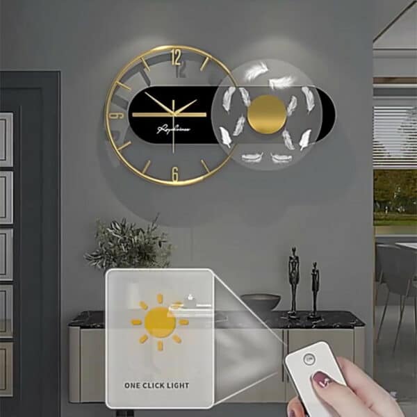 Horloge murale design, LED télécommandée, de couleur or et noire avec une main qui tient une télécommande en dessous de celle ci pour mettre de la lumière