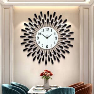 Horloge murale silencieuse de style moderne et design, avec cadran nordique blanc et 3 aiguilles, entouré par des sortes de pétales noirs en métal, séparé par des faux cristaux donnant l'impression d'un soleil, située dans une salle à manger au-dessus d'une table