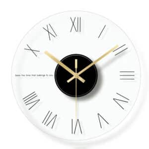 Horloge murale design, en verre et silencieuse, ronde et transparente avec un rond central noir sur le cadran et 3 aiguilles dorés, modèle disponible avec chiffres romain