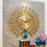 Horloge murale moderne à design de paon avec des livres en dessous et des fleurs sur fond gris