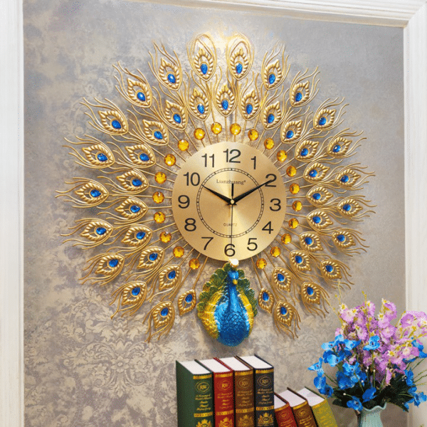 Horloge murale moderne à design de paon avec des livres en dessous et des fleurs sur fond gris