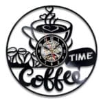 Horloge murale en vinyle café noir sur fond blanc.