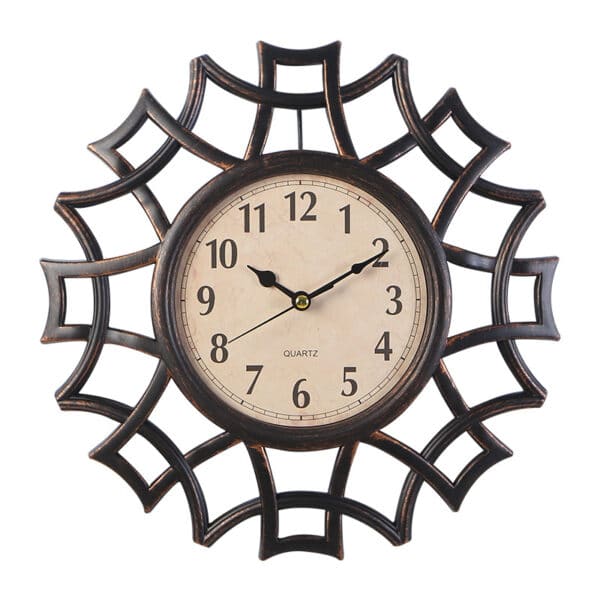 Horloge murale artistique métal à quartz noire présentée sur fond blanc