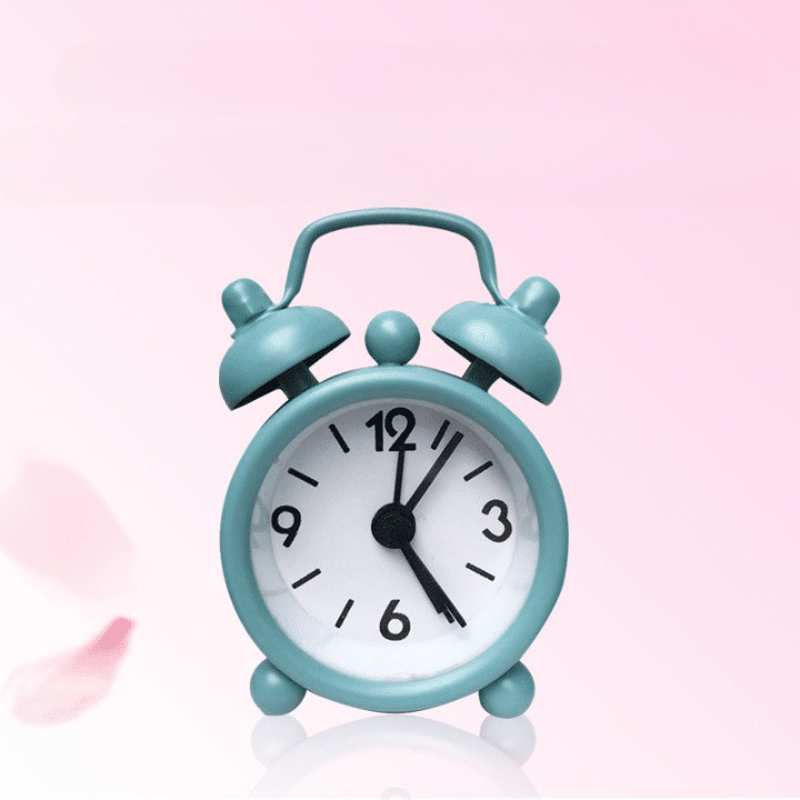 Horloge Réveil Électronique Mignonne en Métal sur fond rose