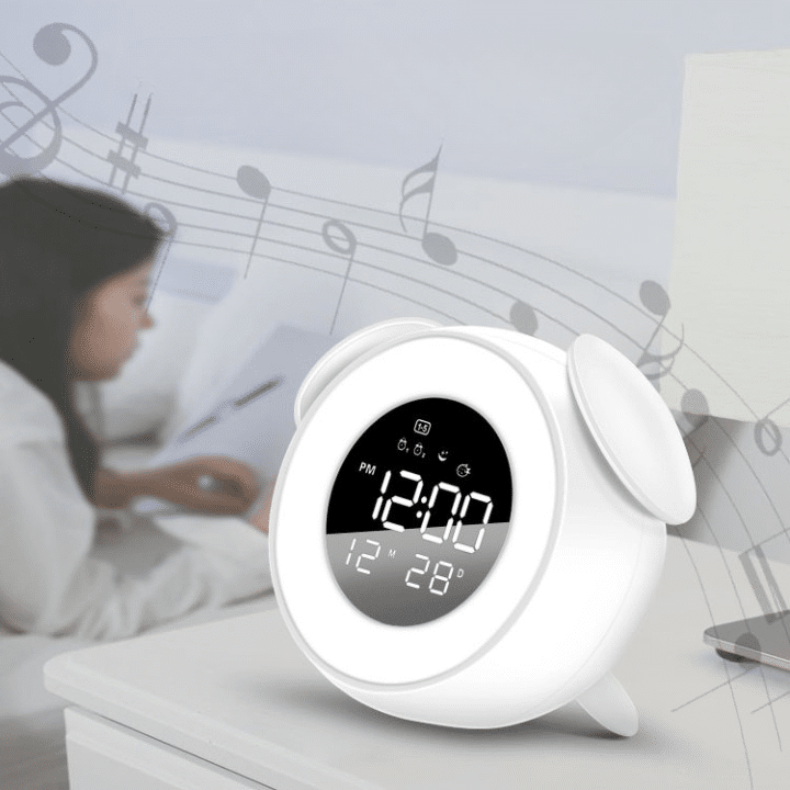Horloge Réveil LED Musicale et Ronde en Plastique sur fond blanc avec une femme à gauche