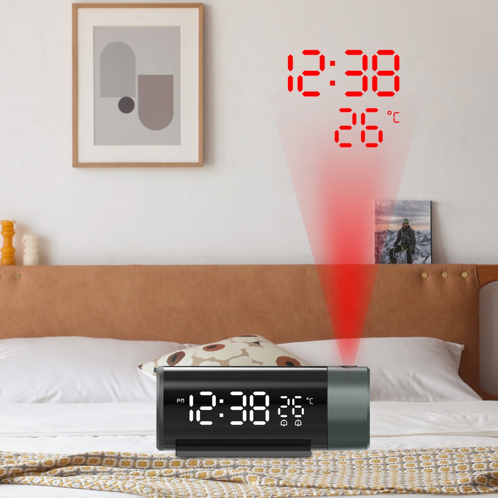 Horloge Réveil LED avec Projection en Plastique posé sur un lit dans une chambre avec mur blanc et un tableau