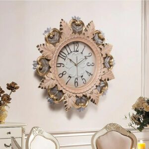 Horloge ancienne en résine finement décorée