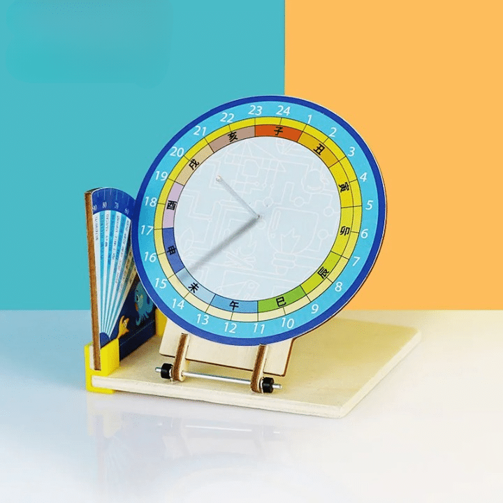 Horloge Solaire en Bois à Monter pour Enfant sur une table blanche avec un fond bleu et orange