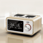 Radio Réveil Vintage Beige en Bois avec Écran LCD sur fond beige