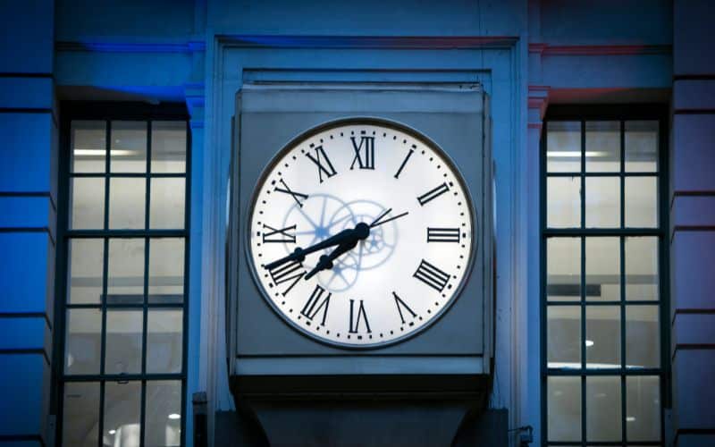 grande horloge murale blanche sur un décor bleu