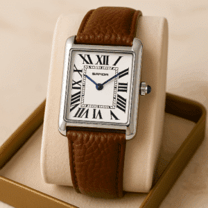 Montre femme rectangulaire à quartz marron simplicité et élégance posée dans son écrin beige, en hauteur, sur fond beige