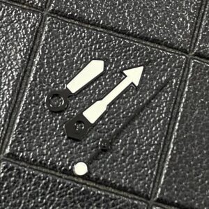 Aiguilles Montre Colorées et Lumineuses blanches sur fond noir