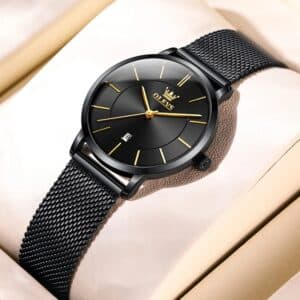 Montre Solaire Femme Chic avec Bracelet en Maille noire installée dans une boite