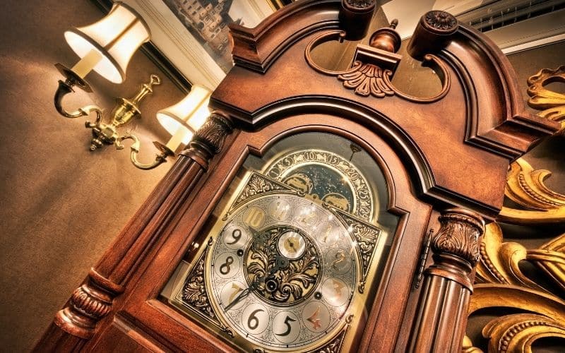 Horloge ancienne en bois avec balancier.