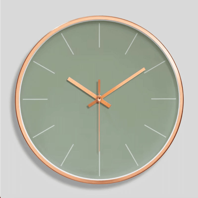 horloge murale ronde minimaliste design verte avec tour dorée sur fond gris