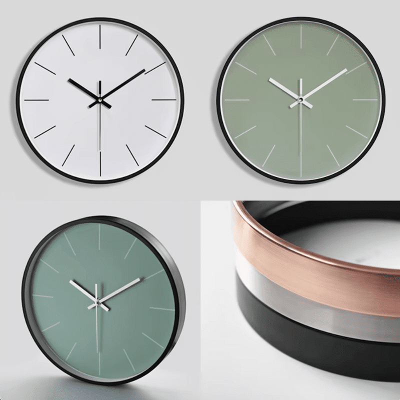 horloge murale ronde minimaliste design verte et blanche trois horloges visibles et deux horloges supperposées sur fond gris
