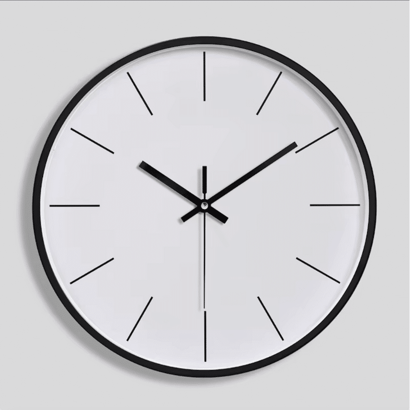 horloge murale ronde minimaliste design blanche avec tour noir sur fond gris