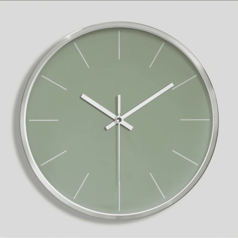 horloge murale ronde minimaliste design verte avec tour argenté sur fond gris
