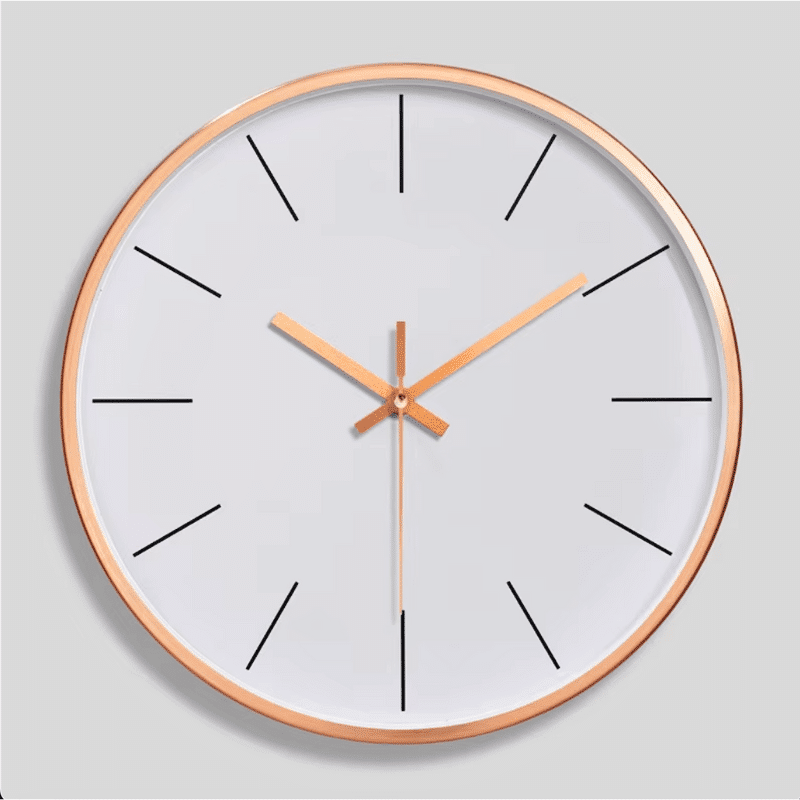 horloge murale ronde minimaliste design blanche avec tour doré sur fond gris
