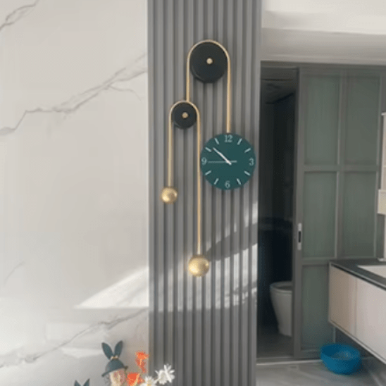 horloge design murale decorative en metal dore sur un mur de salle de bain, sur fond gris