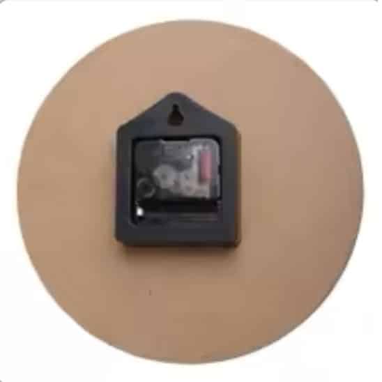 horloge murale vintage rustique lavande en bois déco provence au mur vue arrière avec boitier à pile